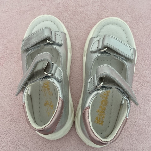 Brand new baby girl Falcotto sandals silver with pink heart! Has velcro straps - Picture 4 of 4